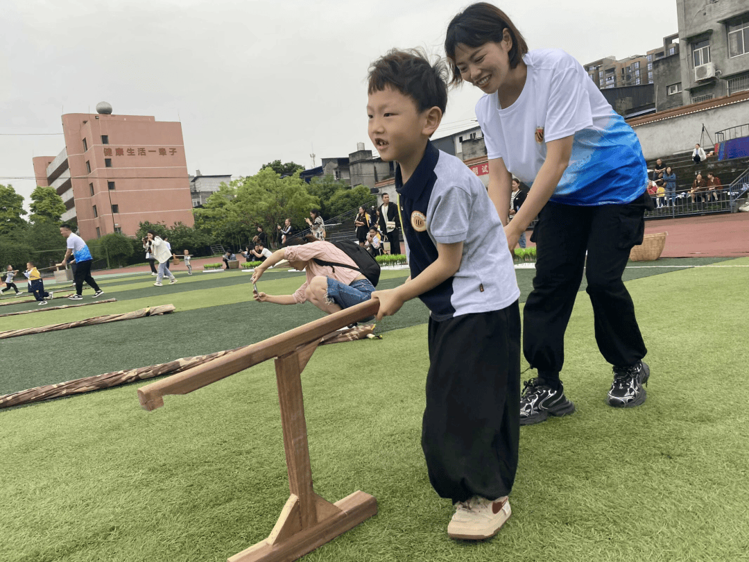 3抬水大力士孩子们迈着不稳却坚定的步子,相信自己一定可以让秧苗喝饱