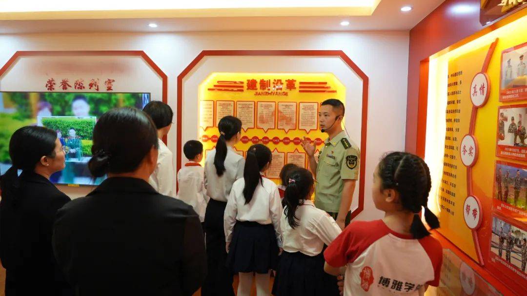 钟山县实验小学二年级黄诗瑶说:"老师带我们来参加军营里的读书活动