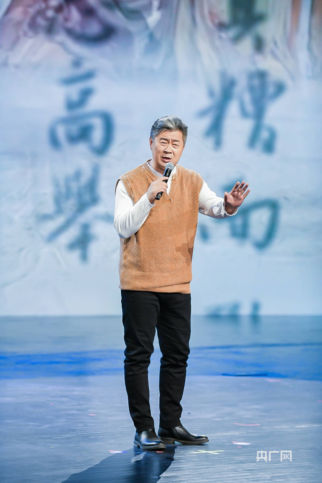 50名小学生合诵经典中央广播电视总台主持人任鲁豫,王艺启动发布会由