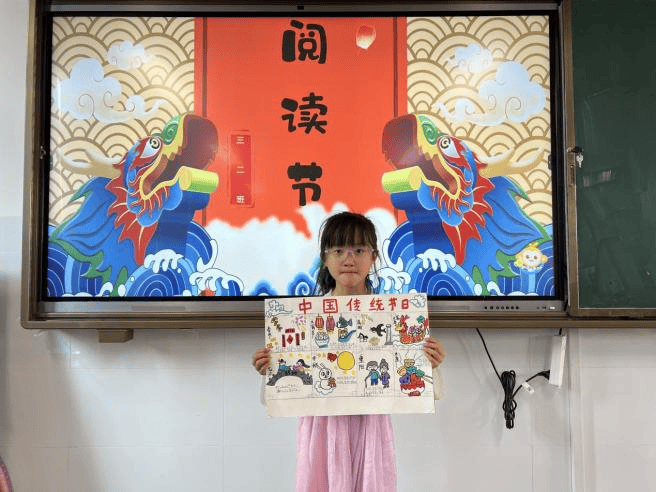 孩子们用斑斓的色彩,涂抹着自己对传统节日的热爱;朴拙的线条,勾勒着