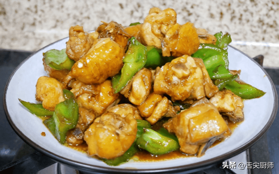 一,西葫芦炒鸡蛋材料:西葫芦:1根;鸡蛋:2个;葱:适量;生姜:适量;大蒜