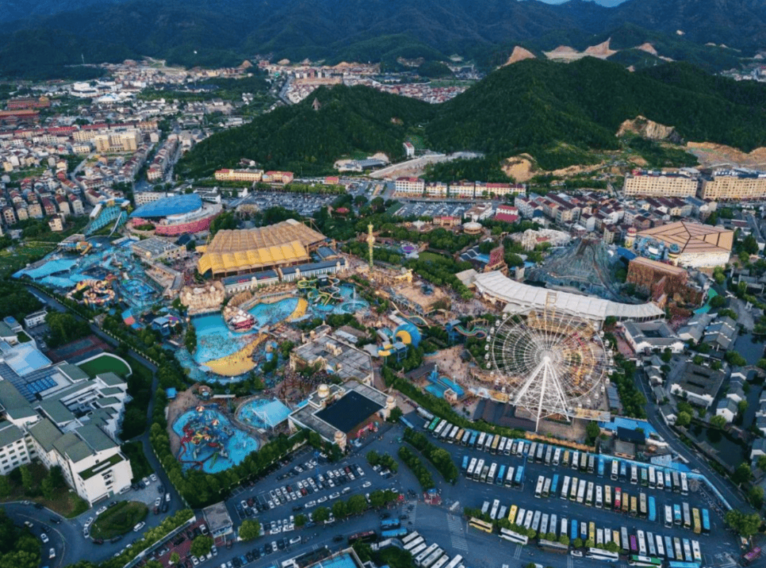 梦幻谷,则是回归童真的圣地坐摩天轮,旋转木马,定格浪漫的瞬间闯进