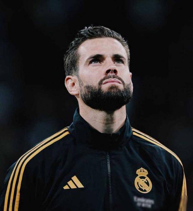 纳乔已经成为皇马一线队的领袖人物,他是由初入球场的年轻后卫成长为