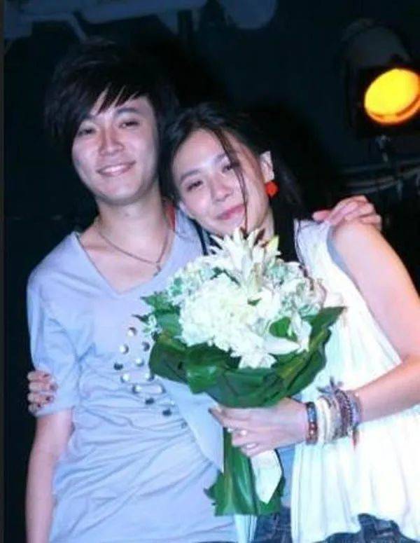 演唱会上宣布离婚,归来仍获金曲奖,曾和吴青峰感情亲密到像恋人_张悬