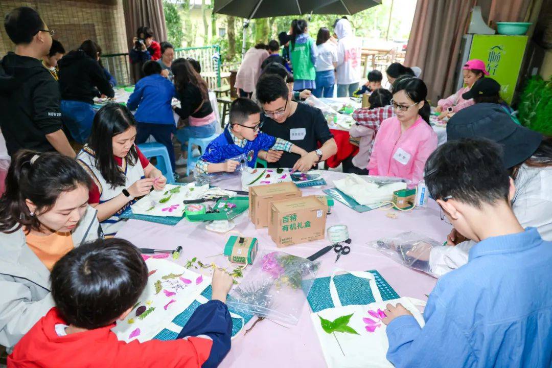 在望远镜diy环节,小朋友和家长们手脑相结合,组装出了属于每组家庭