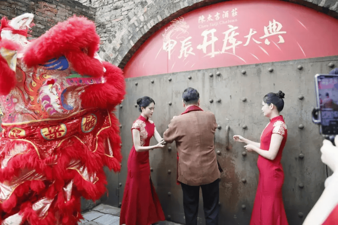 国家级评酒委员梁思宇,何国良,吴安杏,潘康华与多名资深酿酒师傅进入"