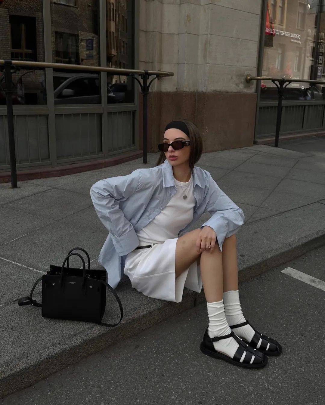 很多不起眼的单品都能影响全身的风格走向.