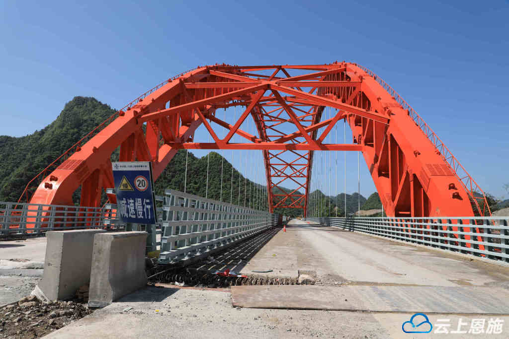 溇水河特大桥是宜来高速鹤峰东段控制性工程之一,总投资约1.7亿元.