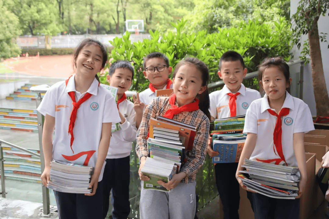 【校园采风】"我赠一本书,飞向阿克苏!