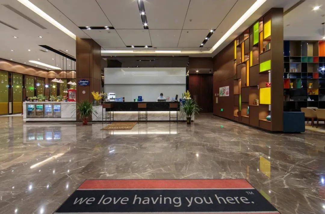 【深圳光明希尔顿欢朋酒店】五一专场￥499住国际品牌 2大1小自助早餐