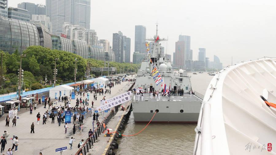 人民海军成立75周年:导弹驱逐舰淄博舰,和平方舟号医院船对市民开放