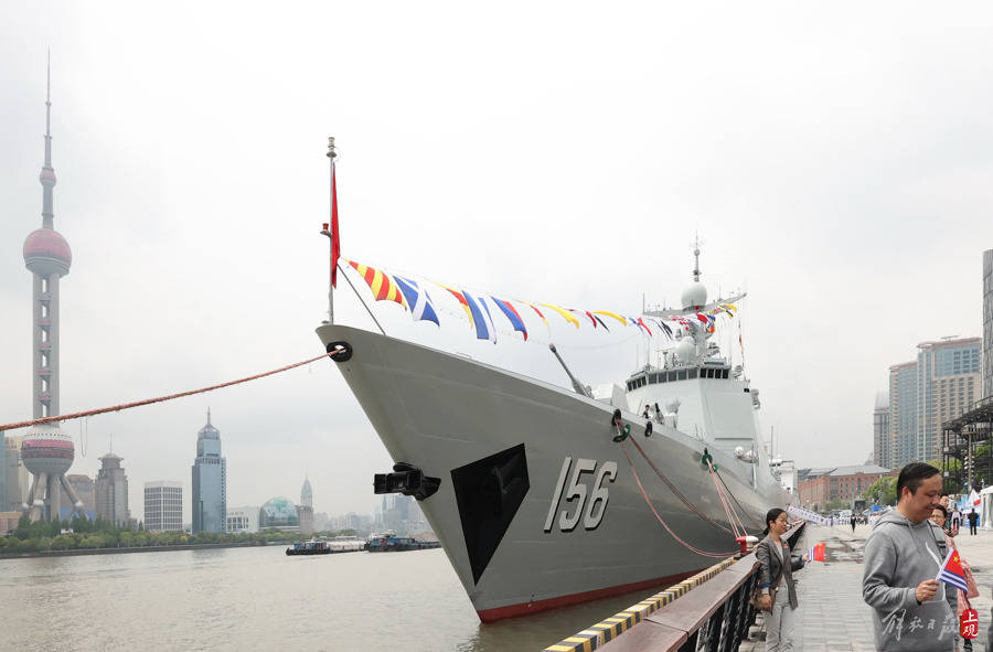 人民海军成立75周年:导弹驱逐舰淄博舰,和平方舟号医院船对市民开放