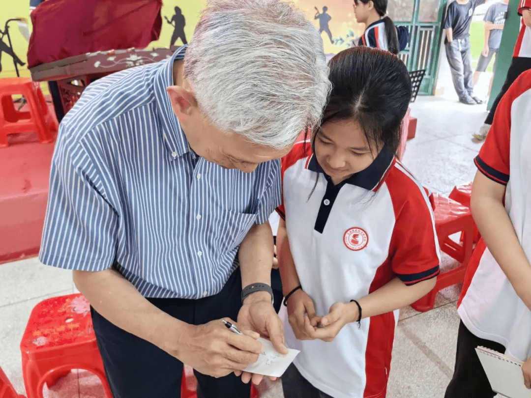 田庆先和香港纪思辉校长到大埔学校参观访问