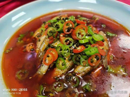 青花椒七星麻麻鱼主料:七星麻鱼750克辅料:干青花椒20克芹菜叶100克青