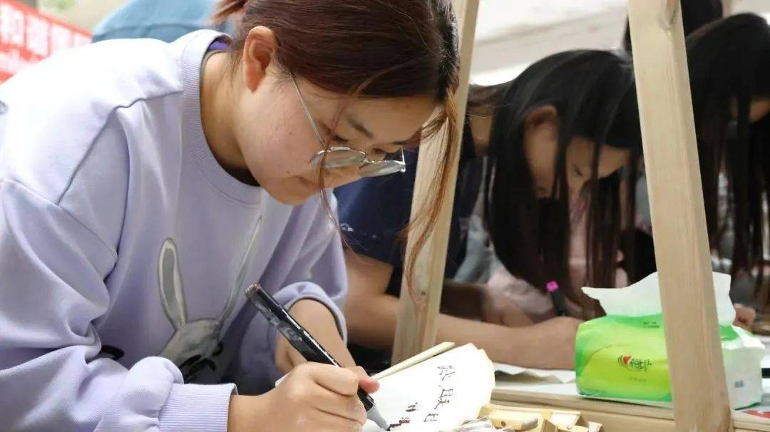 偕古续今,读出新财——我校举办世界读书日书香雅集游园活动