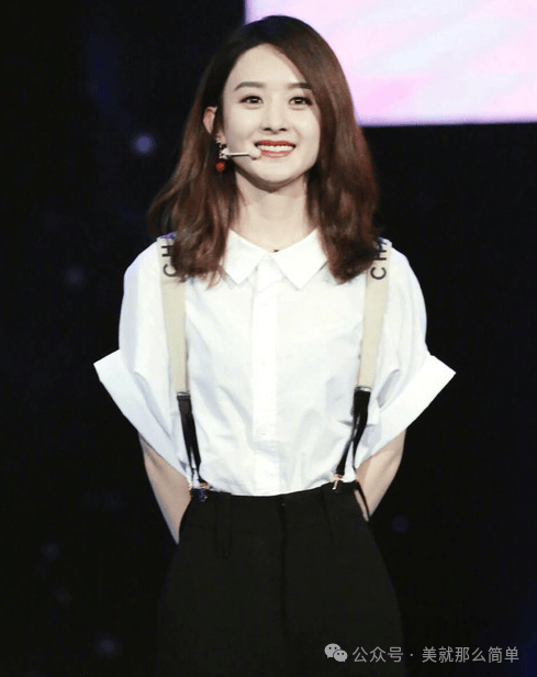 【赵丽颖】宋佳这身白衬衫搭配破洞牛仔裤,整体简约又很时尚,卷起袖口