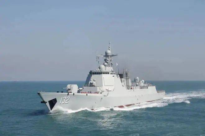 132,是中国自行研制设计建造的新型导弹驱逐舰,2021年1月加入人民海军