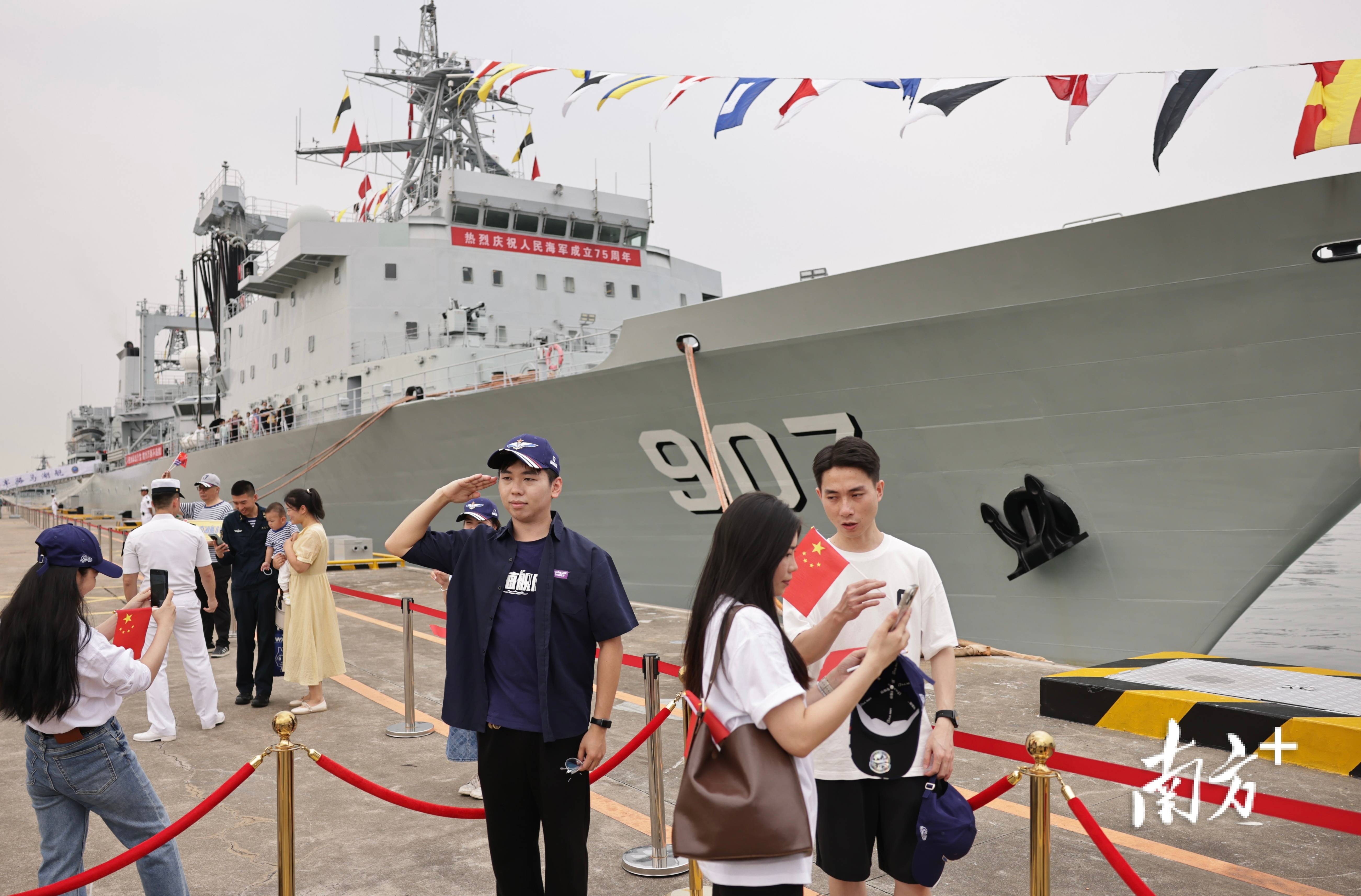 海军成立75周年舰艇开放日,九旬老兵频频向军舰敬礼