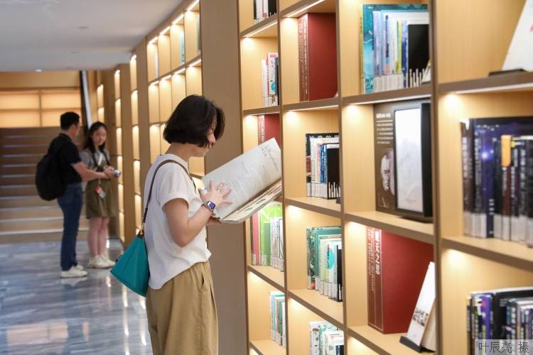 这个周末的龙南佳苑灯塔书房,比往日更热闹.