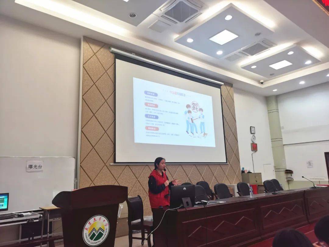 近日,南城街道莲东社区团支部,少工委在莲东中学开展"向校园霸凌说"不