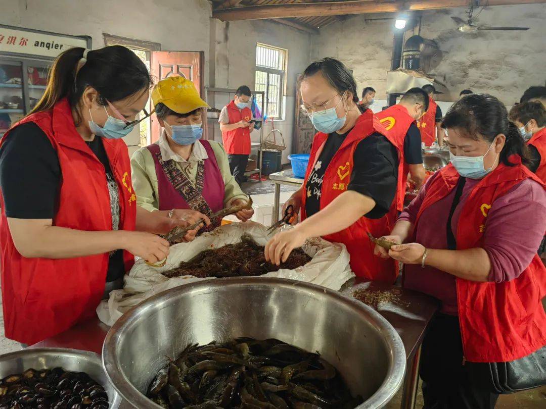 十七桌爱心午餐传递着爱与温暖