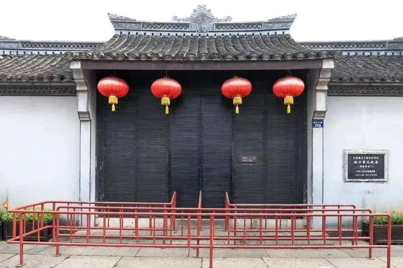 鲁迅故居位于周家新台门西首.