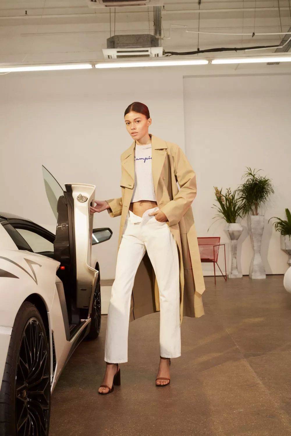 小巧女性可以用九分长短的牛仔阔腿裤来搭配超短卫衣,点缀高跟短靴,更