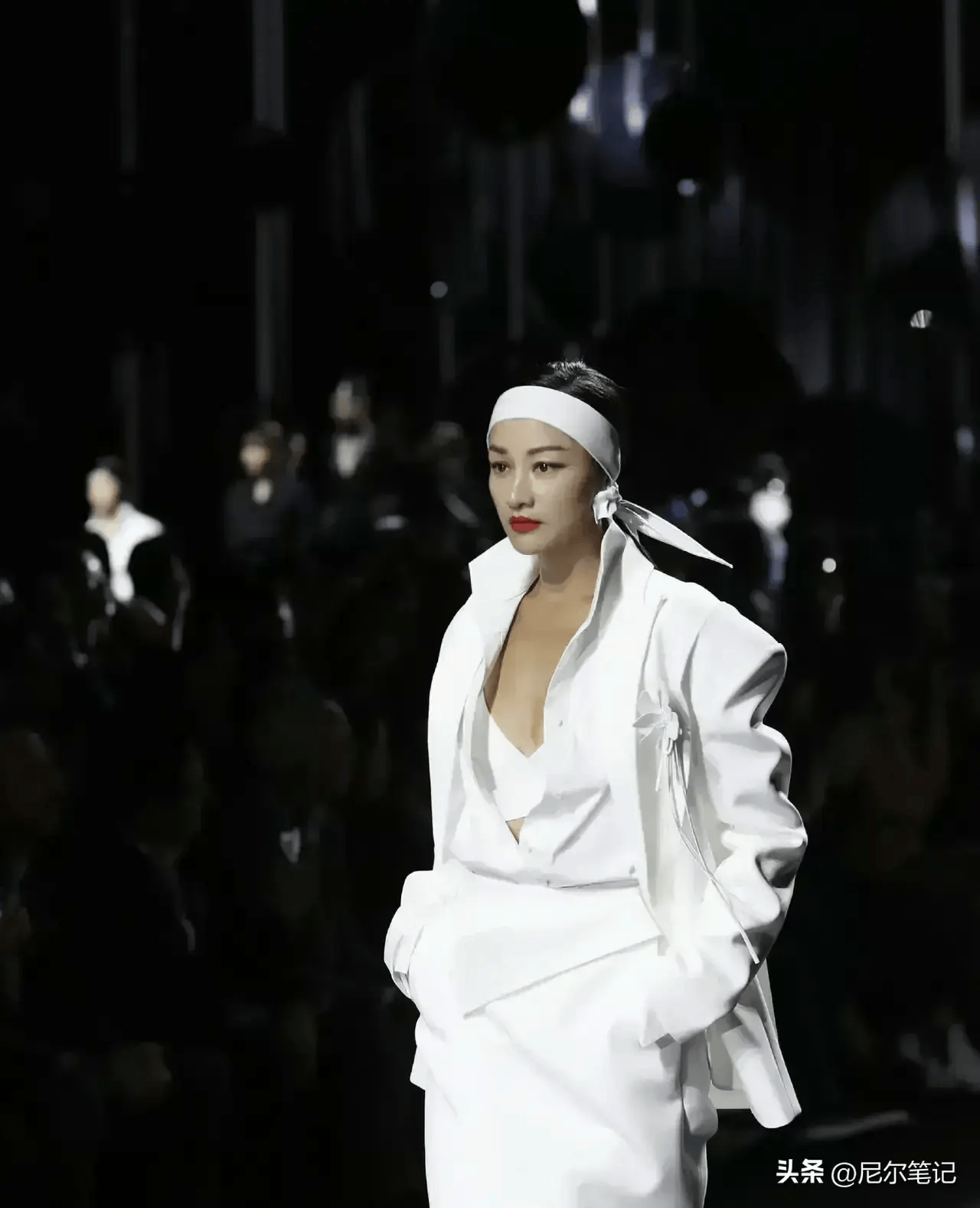 初代超模李艾重回t台!大长腿黑丝全场沸腾,网友调侃:不如瞿颖