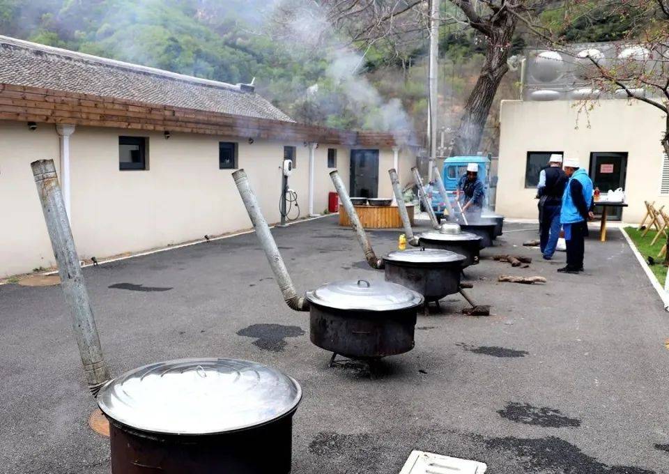 活动现场不仅有国家级非物质文化遗产——敛巧饭的柴锅红烧肉,海带炖