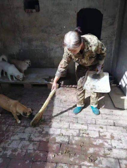 摔下排洪沟骨折过,因夏季雨水太大,在洪水中挣扎过,被危房砸伤缝过针