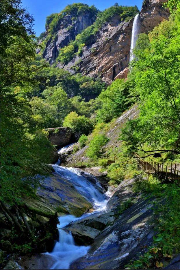 "雾瀑崖","神女峰"三大景区多个景点,山势巍峨壮观,山下溪水淙淙