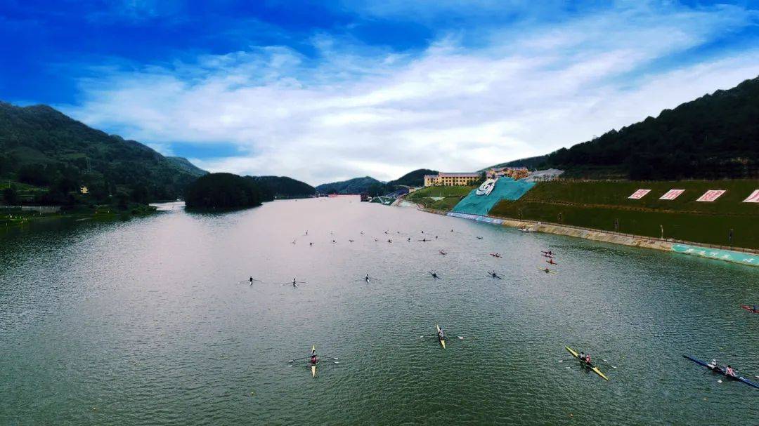 将带领游客乘坐直升飞机空览红果树,宽阔水等景区景点