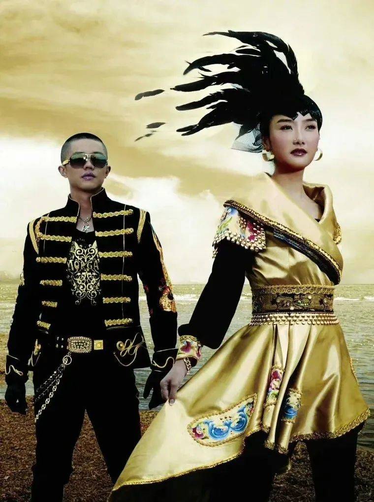 “考古凤凰传奇出道海报，看完人傻了…”网友：小时候不喜欢他们的原因找到了