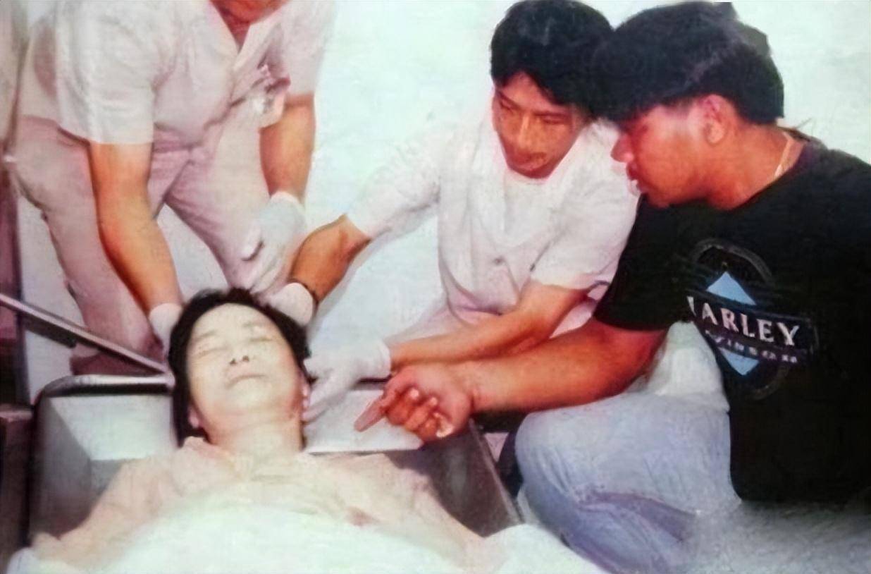 接待他的是负责处理邓丽君案件的医生,他们将保罗带到一间私密的会议