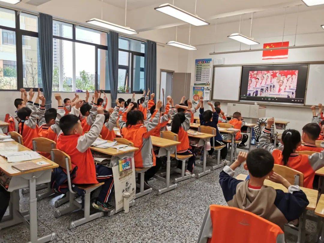【校园动态】精巧布置添新意 班级文化润童心——惜字塔小学举行“最美教室”评比活动