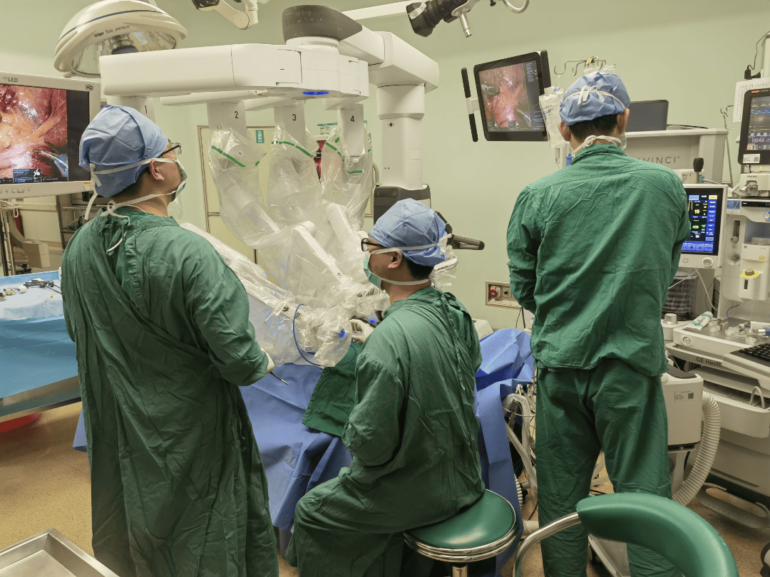 创伤小、恢复快、预后好......他们用手术机器人辅助技术解决了许多泌尿系统难题 | 二沙岛医院泌尿外科