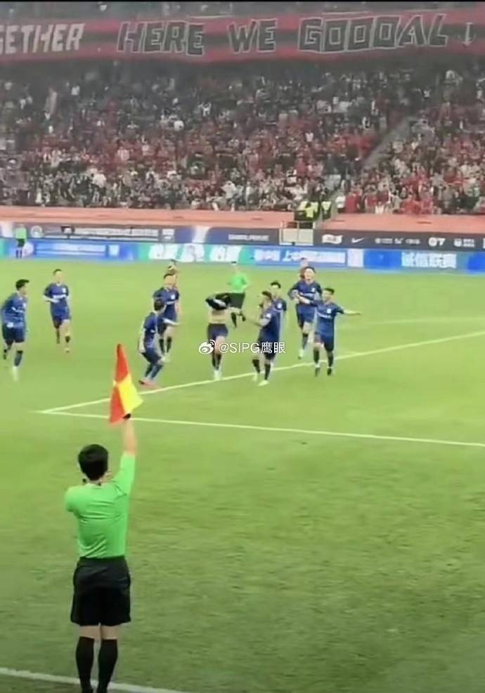 博主:申花被吹掉的绝杀球,边裁第一时间就已举旗示意越位