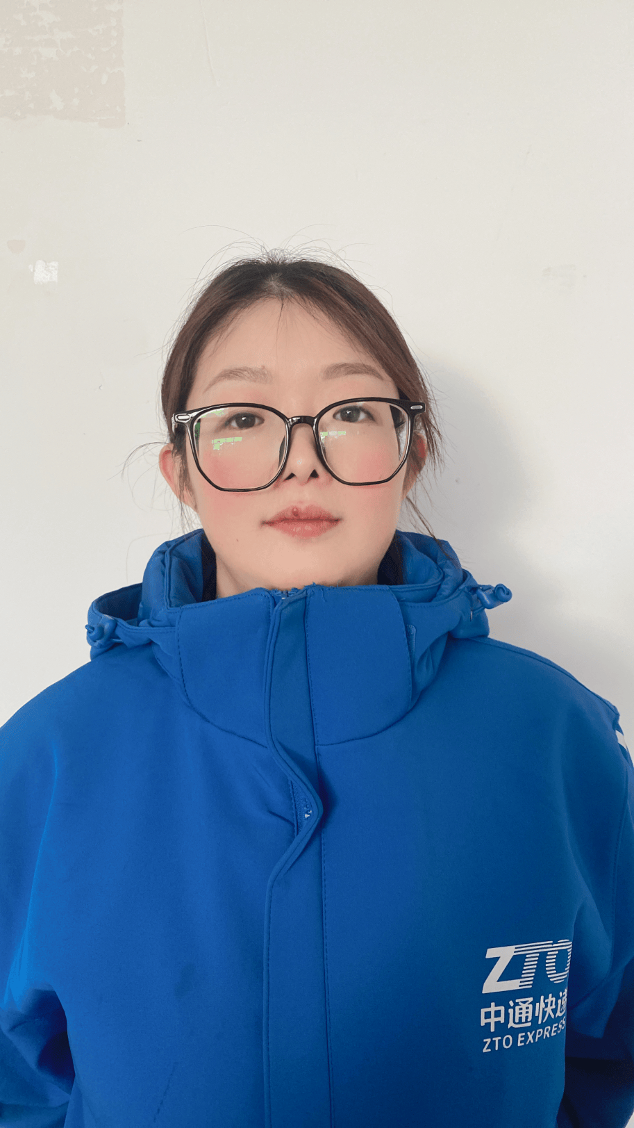 洪慧，女，1993年7月，海宁陆歌快递有限公司。劳动心语：“为客户提供更