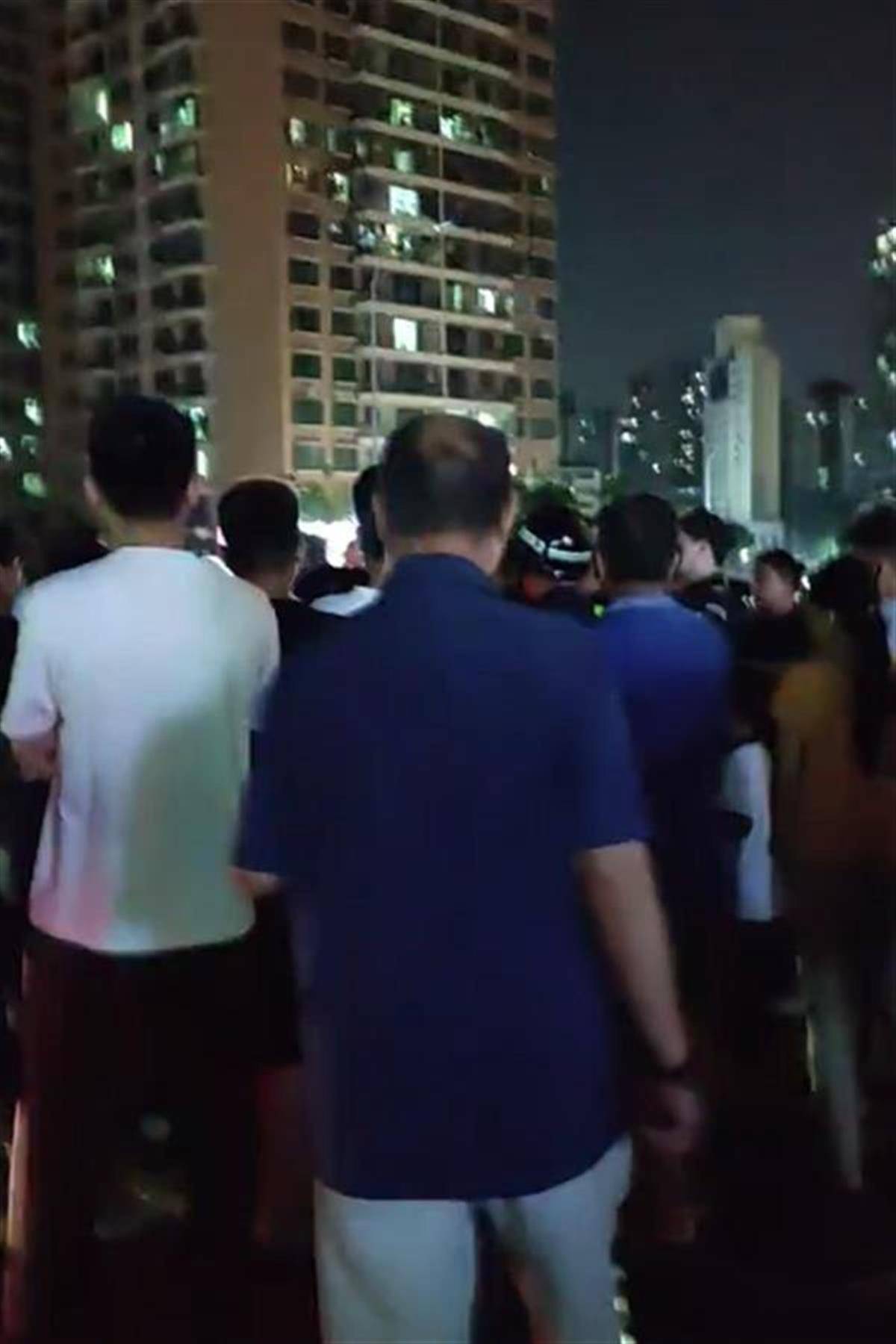 业主开车进小区接患病孩子却遭保安阻拦？物业：他此前因违停过夜被拉黑了，安保确实应该人性化一些_网友_灵活处理_登记