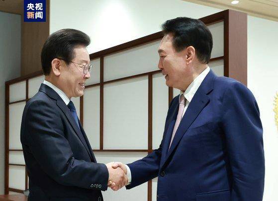 韩国总统尹锡悦和最大在野党党首李在明举行首次会谈