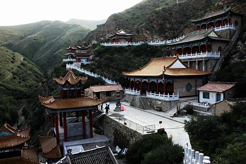 南依月亮山,西北与西华山相邻,东南接寺口子南,北山,呈东南——西北