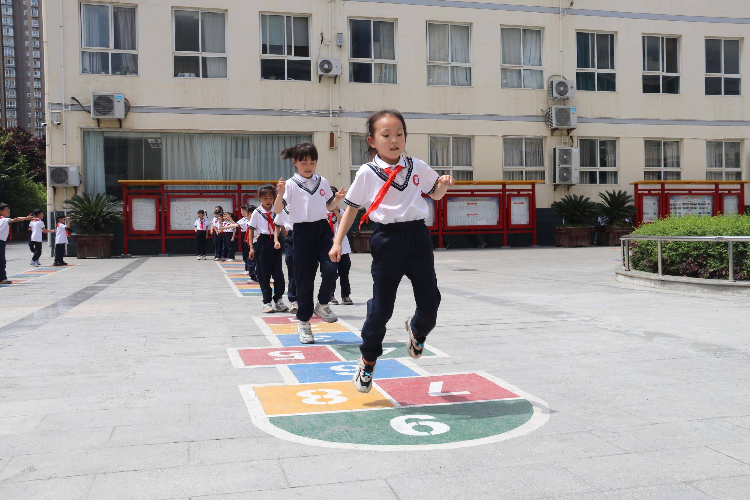 小学生地面游戏图片