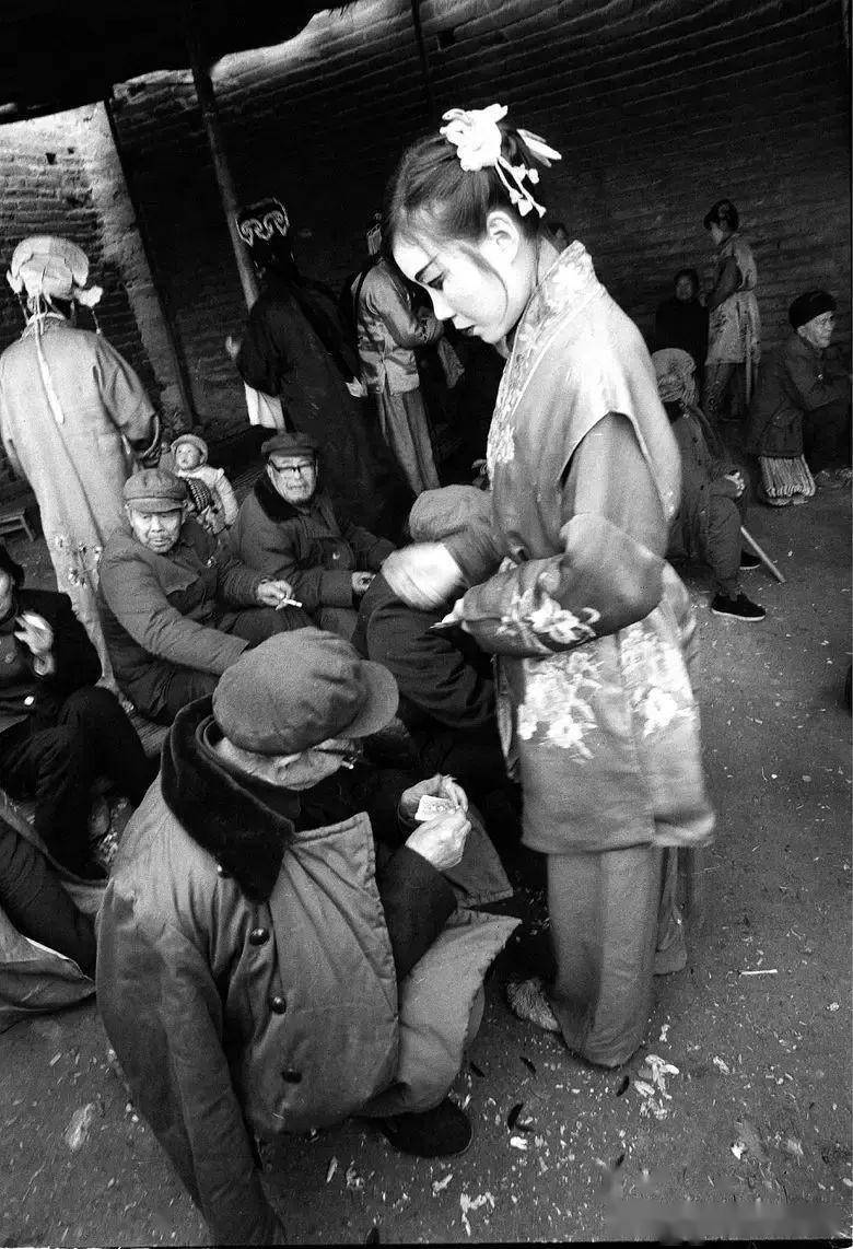 八十年代老照片:西安城墙下的戏班