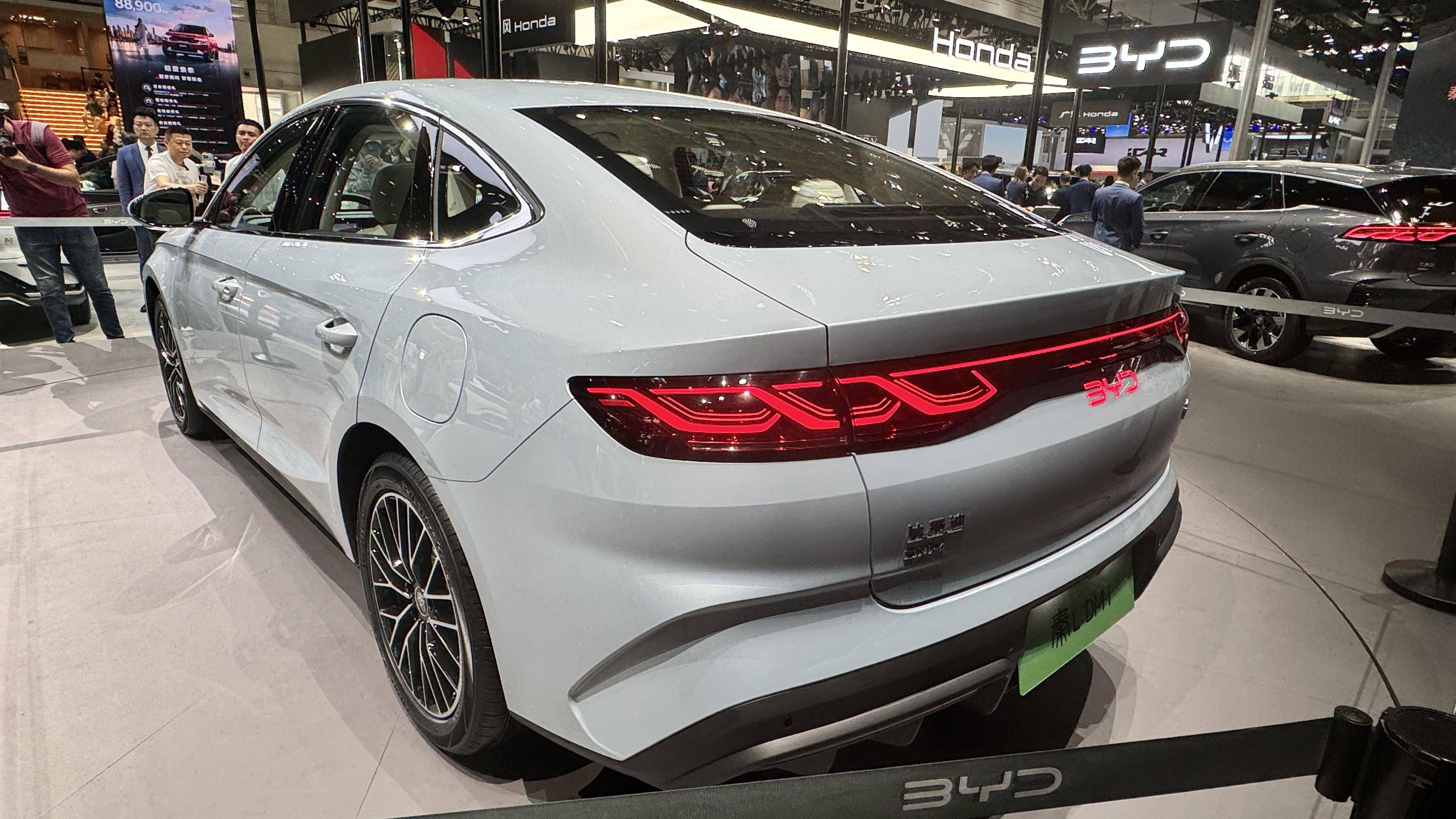 搭载第5代dm-i混动技术!比亚迪秦l在北京车展正式亮相