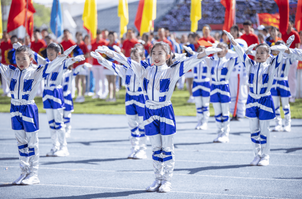 >北京市> 表达了师生们对美好新时代的赞颂呈现出的艺术字双色旗帜和