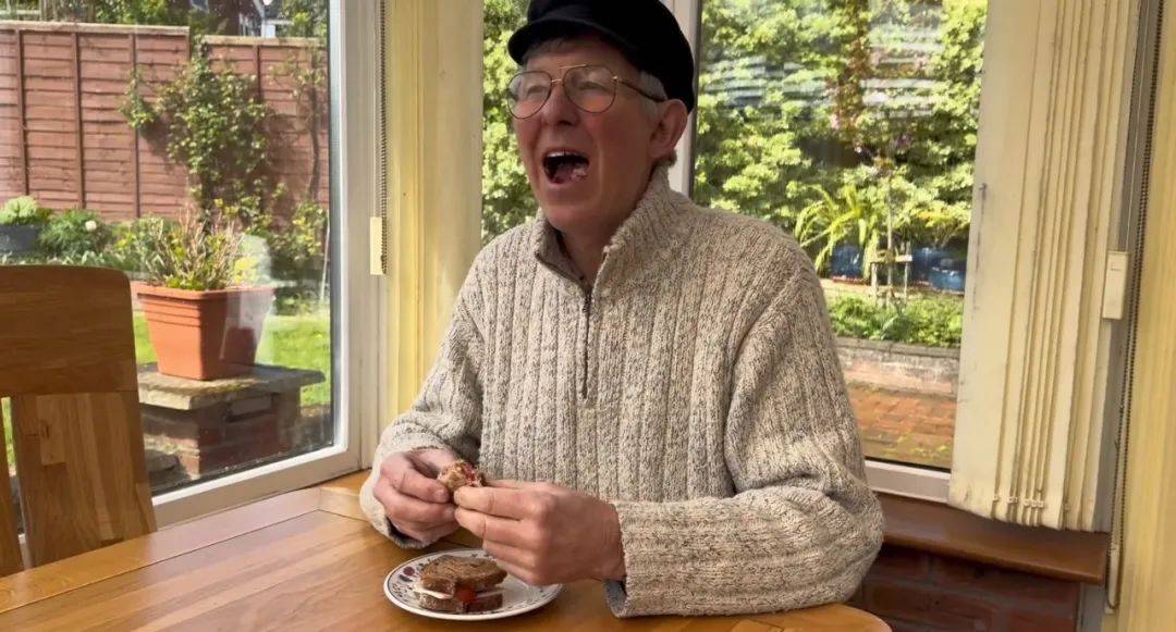 "英国老头啃干巴三明治",这爆火视频全网看了都皱眉