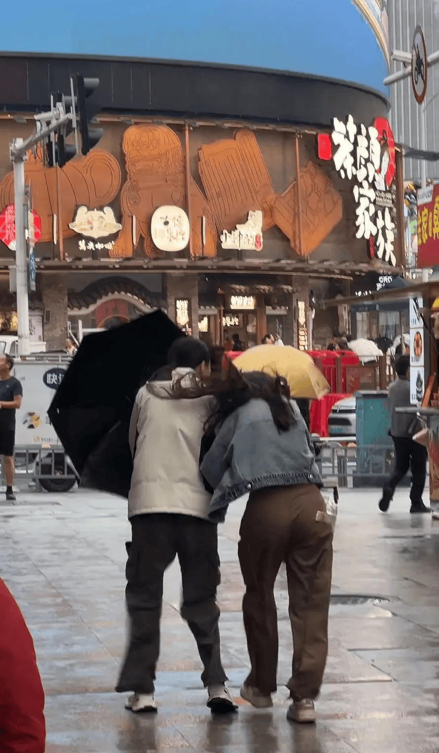“五一”假期！第一批游客冒雨抵达长沙！有人被臭豆腐“辣哭”