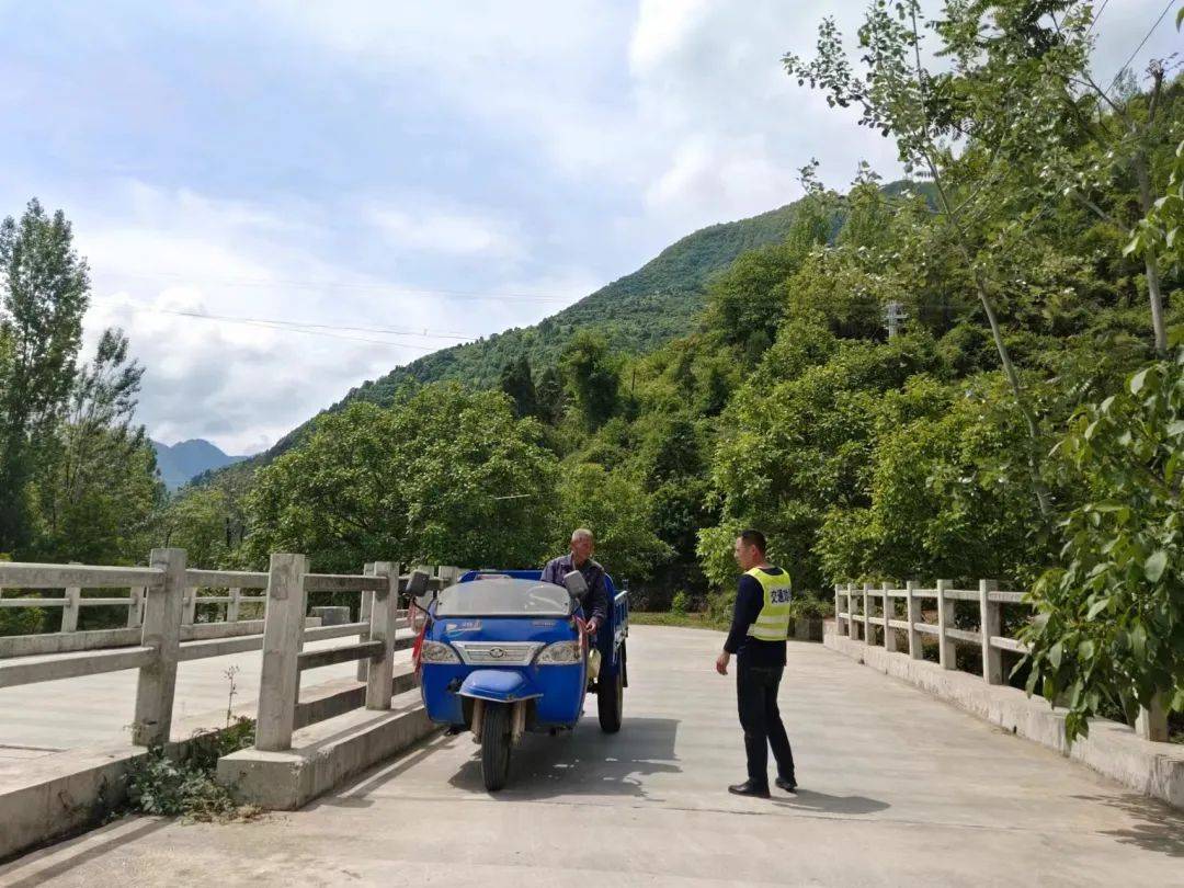 西坡镇组织镇村干部,道路交通安全劝导员及志愿者,重点对过往的面包车