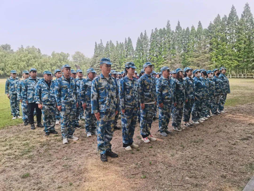 濮阳经开区濮上街道开展“乘星空体育APP风破浪 砥砺前行”五四青年节户外拓展训练(图2)