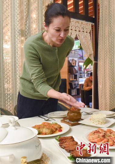 “洋媳妇”中国开餐馆：滨海小城有了“俄罗斯味道”